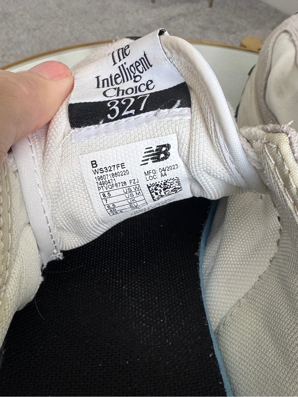 New Balance 327 White and Black Suede-Trim Runner Sneakers Size 8.5 - Picture 12 of 15